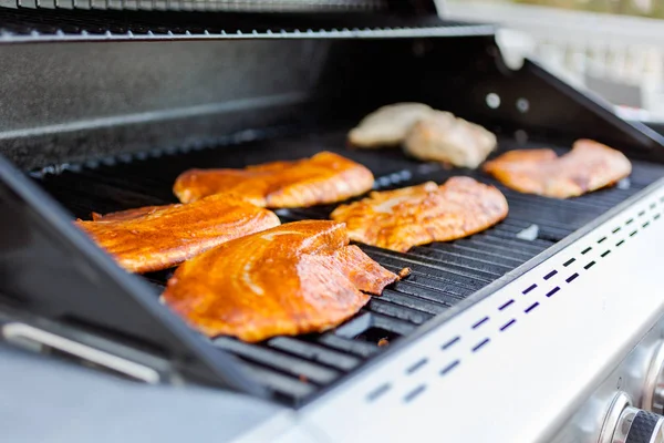 Grill Grillowanie Dorsza Dla Tacos Ryby Zewnątrz Gazu — Zdjęcie stockowe