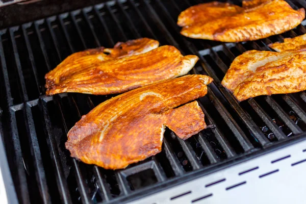 Griller Morue Pour Les Tacos Poisson Sur Gril Gaz Extérieur — Photo