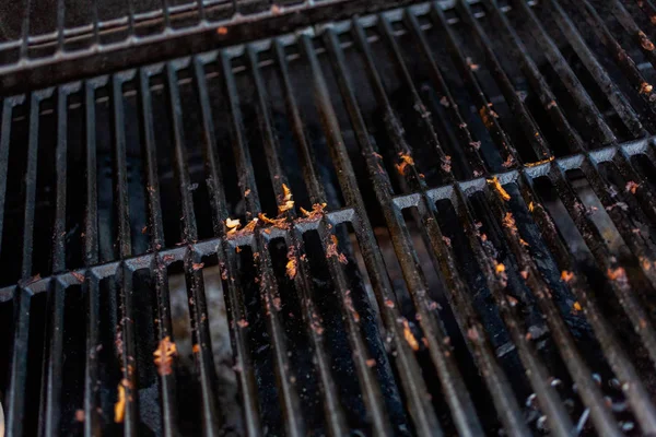 Brudne Żeliwa Gotowania Kratki Grill Gazowy Odkryty — Zdjęcie stockowe