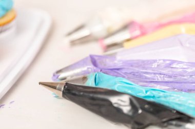 Doğum günü pastası süslemek için çok renkli buttercream buzlanma ile hamur işi çanta.