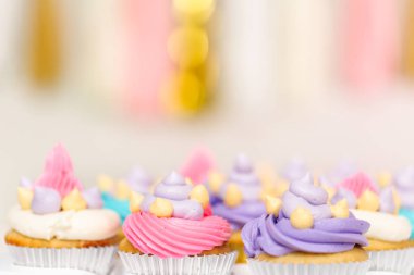 Unicorn Tema vanilyalı kek çocukların Doğum günü partisi için.