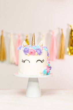 Tek boynuzlu at kek çok renkli buttercream buzlanma ile dekore edilmiştir..