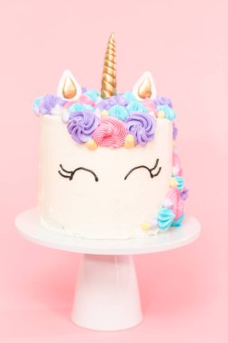 Tek boynuzlu at kek çok renkli buttercream buzlanma ile dekore edilmiştir..