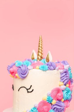 Tek boynuzlu at kek çok renkli buttercream buzlanma ile dekore edilmiştir..