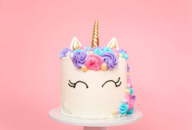 Tek boynuzlu at kek çok renkli buttercream buzlanma ile dekore edilmiştir..