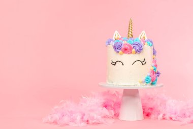 Tek boynuzlu at kek çok renkli buttercream buzlanma ile dekore edilmiştir..