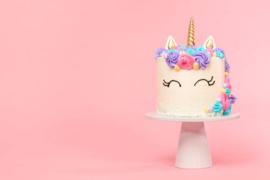 Tek boynuzlu at kek çok renkli buttercream buzlanma ile dekore edilmiştir..
