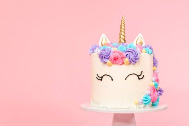 Tek boynuzlu at kek çok renkli buttercream buzlanma ile dekore edilmiştir..