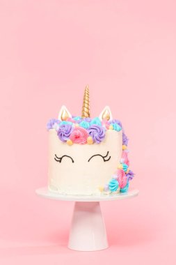 Tek boynuzlu at kek çok renkli buttercream buzlanma ile dekore edilmiştir..
