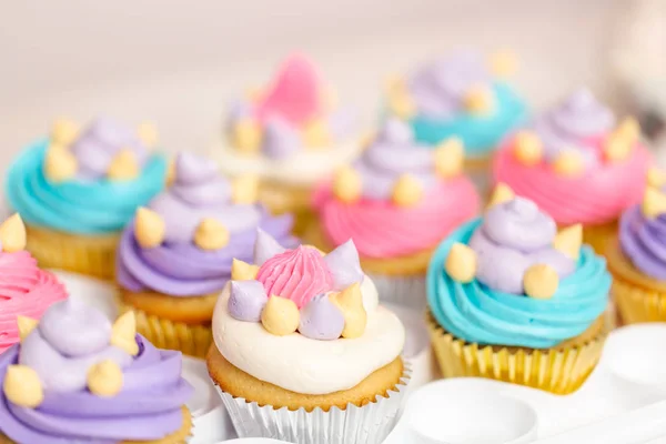 Einhorn Thema Vanille Cupcakes Für Kinder Geburtstagsparty — Stockfoto