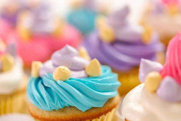 Jednorožec Téma Vanilkové Cupcakes Pro Děti Narozeninovou Oslavu — Stock fotografie