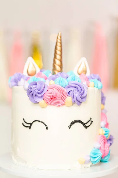 Unicorn Tårta Dekorerad Med Multicolor Buttercream Isbildning — Stockfoto