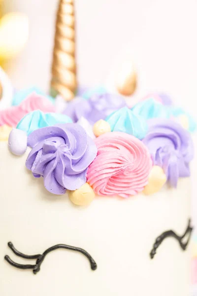 Pastel Unicornio Decorado Con Glaseado Crema Mantequilla Multicolor —  Fotos de Stock