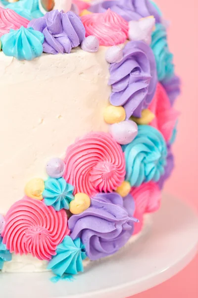 Pastel Unicornio Decorado Con Glaseado Crema Mantequilla Multicolor —  Fotos de Stock