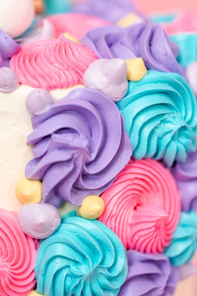 Pastel Unicornio Decorado Con Glaseado Crema Mantequilla Multicolor —  Fotos de Stock