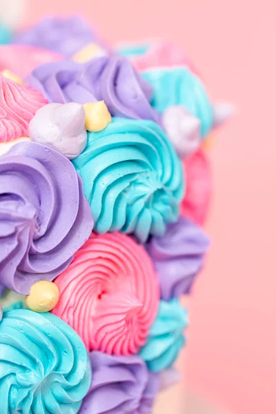 Buttercream 빙으로 유니콘 케이크 — 스톡 사진