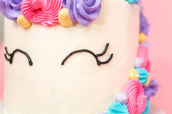 Pastel Unicornio Decorado Con Glaseado Crema Mantequilla Multicolor — Foto de Stock