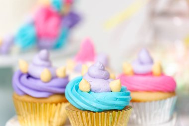 Çok renkli tek boynuzlu at kek küçük kız Doğum günü, parti.