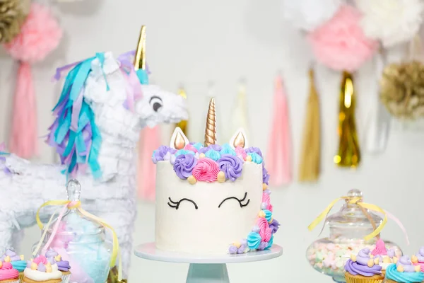 Mesa Fiesta Cumpleaños Niña Pequeña Con Pastel Unicornio Cupcakes Galletas —  Fotos de Stock
