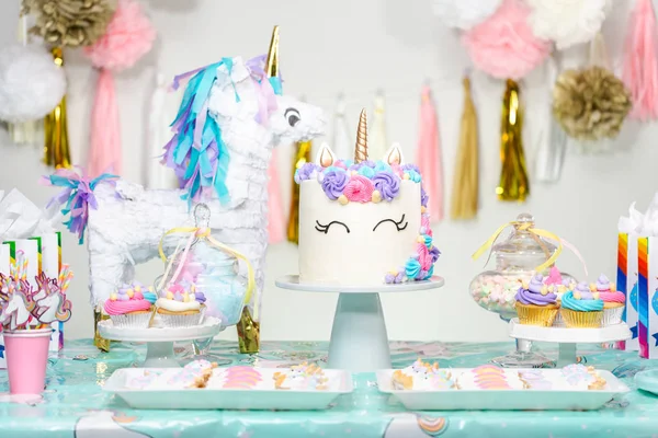 ユニコーン ケーキ カップケーキ Sugaer クッキーと小さな女の子の誕生日パーティー テーブル — ストック写真