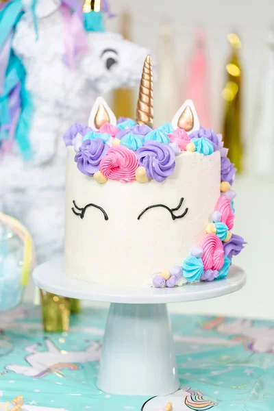 Liten Flicka Födelsedag Part Tabell Med Unicorn Tårta Cupcakes Och — Stockfoto