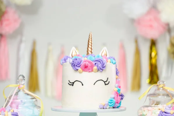 Little Girl Birthday Party Table Unicorn Cake Cupcakes Sugaer Cookies — Stock Photo, Image