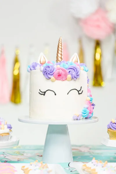 Mesa Fiesta Cumpleaños Niña Pequeña Con Pastel Unicornio Cupcakes Galletas — Foto de Stock