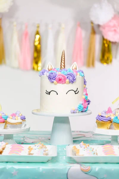 Mesa Festa Aniversário Menina Com Bolo Unicórnio Cupcakes Biscoitos Açucarados — Fotografia de Stock