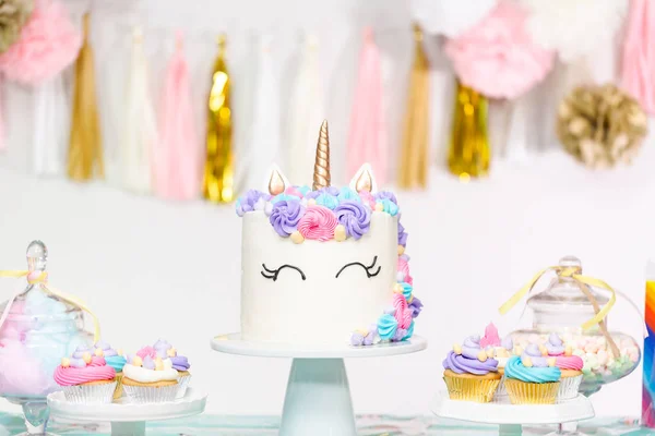 유니콘 케이크 케이크 Sugaer 쿠키와 테이블 — 스톡 사진