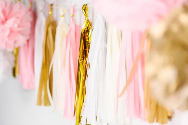 Rosafarbene Und Goldene Papierquaste Der Wand Bei Einer Kleinen Mädchen — Stockfoto