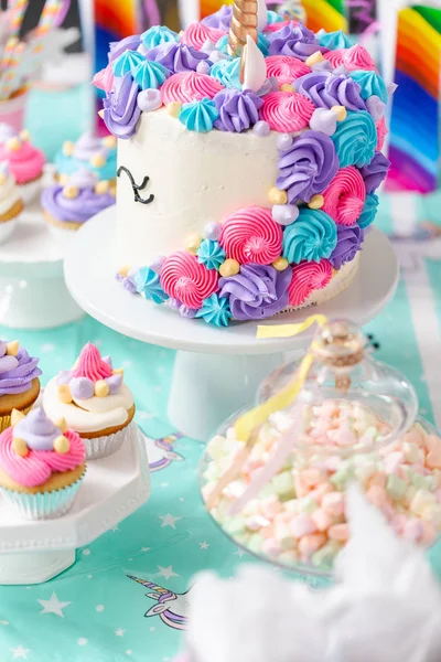 Mesa Fiesta Cumpleaños Niña Pequeña Con Pastel Unicornio Cupcakes Galletas — Foto de Stock