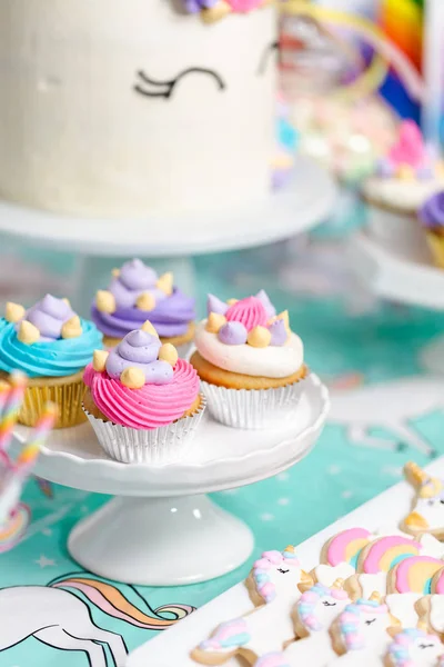 Kleine Meisje Verjaardag Party Tafel Met Eenhoorn Taart Cupcakes Sugaer — Stockfoto