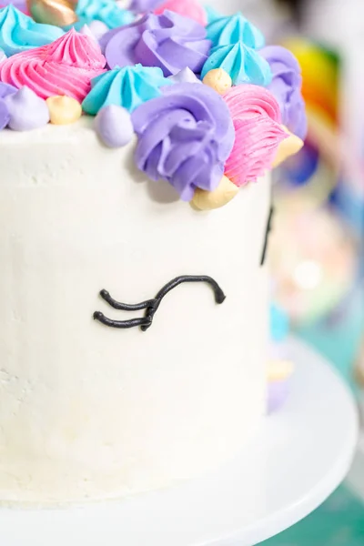 小さな女の子の誕生日パーティーでケーキをユニコーンのクローズ アップ — ストック写真
