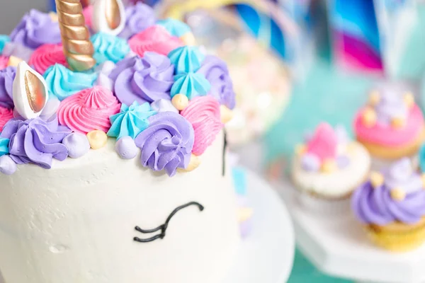 Nahaufnahme Von Einhornkuchen Bei Kleiner Mädchen Geburtstagsparty — Stockfoto