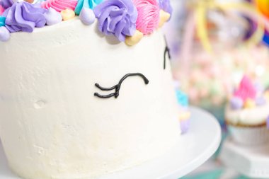 Tek boynuzlu at pasta küçük kız Doğum günü partisinde yakın çekim.