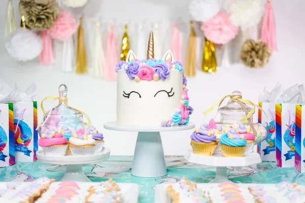 유니콘 케이크 케이크 Sugaer 쿠키와 테이블 — 스톡 사진