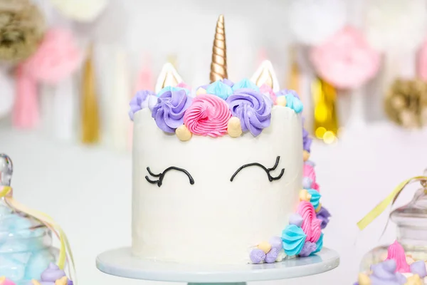 Nahaufnahme Von Einhornkuchen Bei Kleiner Mädchen Geburtstagsparty — Stockfoto