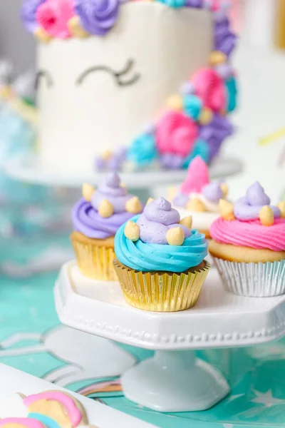 Mesa Fiesta Cumpleaños Niña Pequeña Con Pastel Unicornio Cupcakes Galletas —  Fotos de Stock