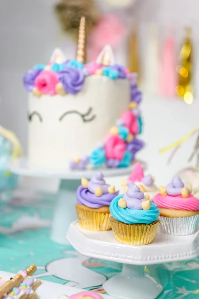 Kleine Meisje Verjaardag Party Tafel Met Eenhoorn Taart Cupcakes Sugaer — Stockfoto