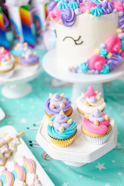 ユニコーン ケーキ カップケーキ Sugaer クッキーと小さな女の子の誕生日パーティー テーブル — ストック写真