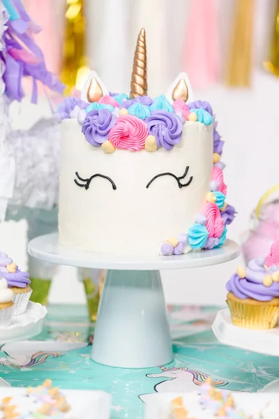 Mesa Fiesta Cumpleaños Niña Pequeña Con Pastel Unicornio Cupcakes Galletas — Foto de Stock