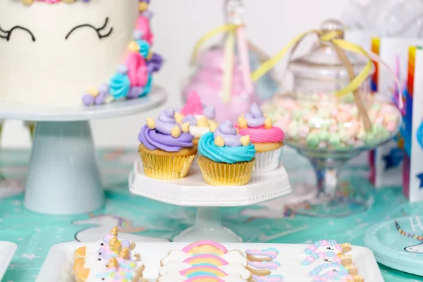 Столик Вечірки День Народження Маленької Дівчинки Єдинорогом Кексами Суґерським Печивом — стокове фото