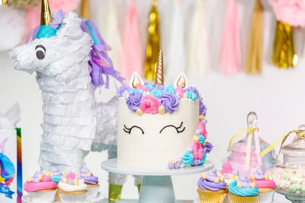 Geburtstagstisch Für Kleines Mädchen Mit Einhornkuchen Cupcakes Und Zuckerkeksen — Stockfoto