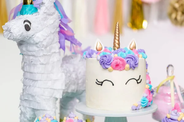小女孩生日聚会桌用独角兽蛋糕 蛋糕和 Sugaer 曲奇饼 — 图库照片