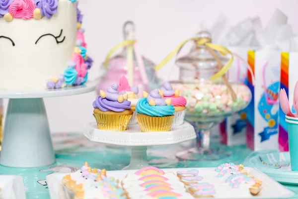 Little Girl Birthday Party Table Unicorn Cake Cupcakes Sugaer Cookies — Stock Photo, Image