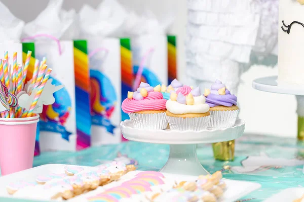 Liten Flicka Födelsedag Part Tabell Med Unicorn Tårta Cupcakes Och — Stockfoto