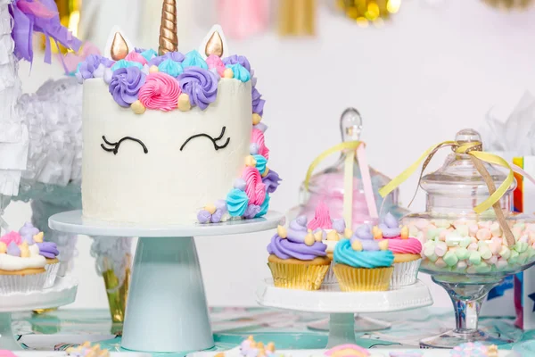 Mesa Fiesta Cumpleaños Niña Pequeña Con Pastel Unicornio Cupcakes Galletas — Foto de Stock