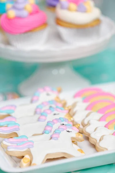 Egyszarvú Cukor Cookie Kiszolgálása Tálcán Kis Lány Születésnapi Party — Stock Fotó