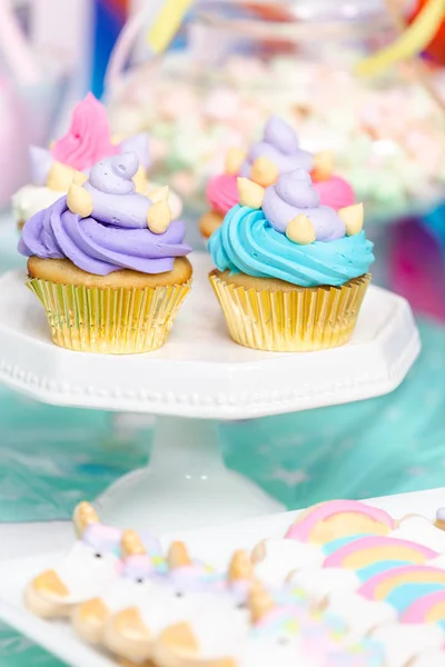 Mesa Festa Aniversário Menina Com Bolo Unicórnio Cupcakes Biscoitos Açucarados — Fotografia de Stock