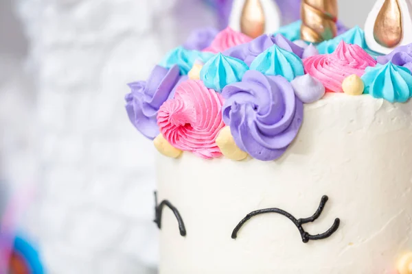 小さな女の子の誕生日パーティーでケーキをユニコーンのクローズ アップ — ストック写真